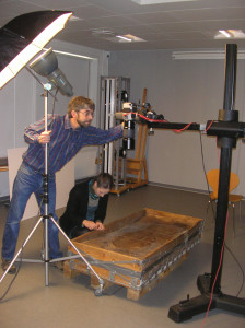 Roberto Fortuna arbejder med fotodokumentationen af Hammerum-pigens grav.